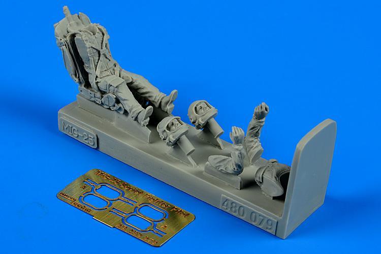 480079 Aerobonus Soviet Fighter Pilot with ejection seat for MiG-25 1/48