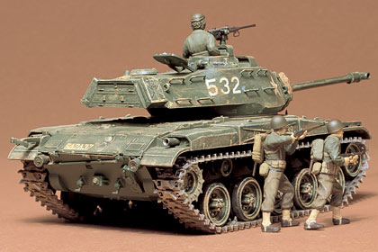Сборная модель 35055 Tamiya Американский танк M41 Walker Bulldog (3 фигуры) 