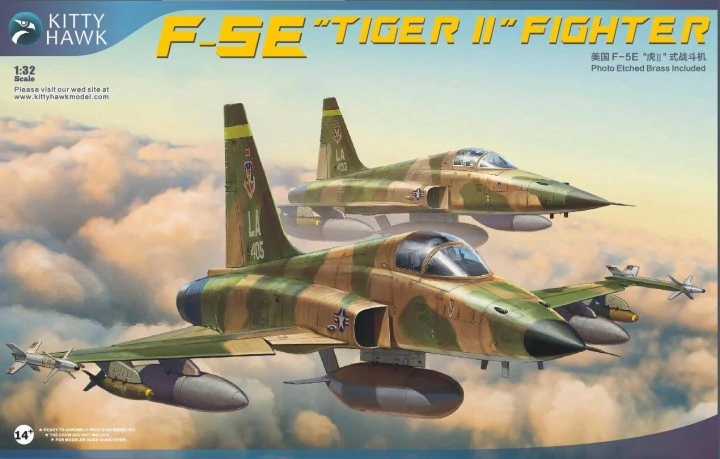 KH32018 Kitty Hawk Самолет F-5E Tiger II (2 фигуры) 1/32